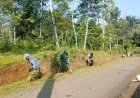 Bhabinkamtibmas Polsek Pagelaran Gotong Royong Bersama Warga Di Kampung Sawahkadu