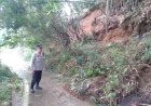 Kapolsek Campaka Cek TKP Longsor Yang Timbun Akses Jalan Penghubung Desa Di Kecamatan Campaka