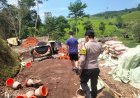 Personel Polsek Sukanagara Ikuti Program Gotong Royong Lobaan Pembangunan Jalan Cor Di Kampung Balapulang