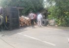 Personel Polsek Cibeber Laksanakan Cek TKP Kecelakaan Tunggal Truk Colt Diesel di Jalan Raya Cibeber