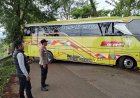 Personel Polsek Cikalongkulon Sigap Tangani Laka Lantas Tunggal Bus di Cinangsi