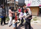 Senyum Warga Cianjur Terlihat di Tengah Pembagian Masker Polres Cianjur