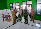 Tunjukkan Kepedulian, Babinsa Koramil Cibeber Kawal Pendistribusian Bantuan Pangan di Desa Peuteuycondong