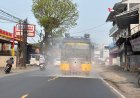 Satsamapta Polres Cianjur Lakukan Penyiraman Jalan dengan AWC, Kurangi Dampak Abu Vulkanik