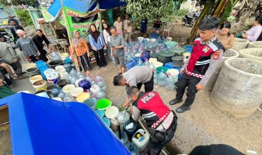 Hadapi Kekeringan, Polres Cianjur Salurkan Air Bersih ke Paseban